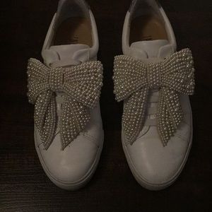 White dressy tennis shoe with pearl bow size 6